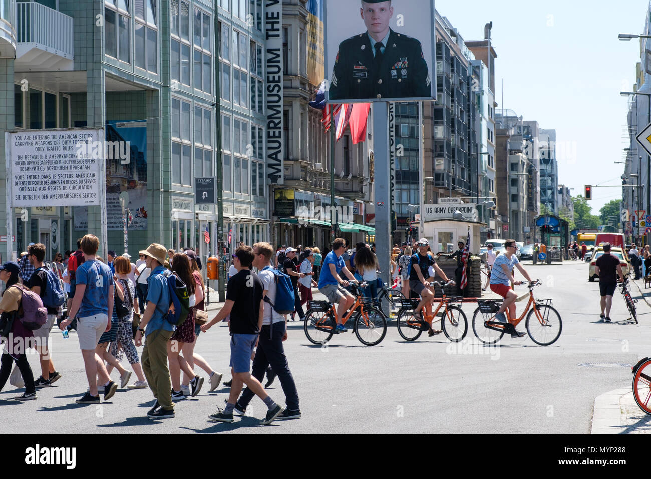 Berlin, Deutschland - Juni 2018: Menschen auf der Straße am Checkpoint Charlie an einem sonnigen Sommertag in Berlin Mitte. Der ehemalige Grenzübergang zählt Stockfoto