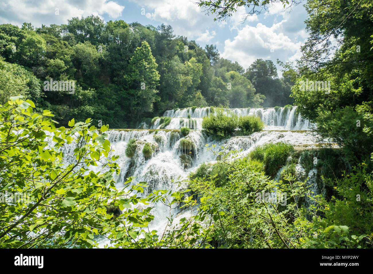 Nationalpark Krka entlang dem Fluss Krka in Kroatien. Es ist bekannt für eine Reihe von 7 Wasserfällen und Naturpfade Stockfoto