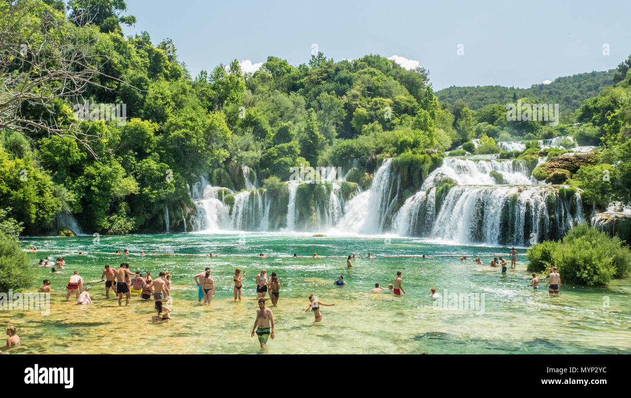 Nationalpark Krka liegt am Fluss Krka in Kroatien. Es ist berühmt für eine Reihe von 7 Wasserfällen und Naturpfaden. Stockfoto