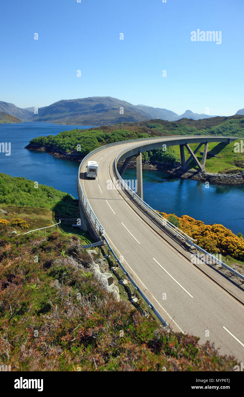 Wohnmobil Überqueren der Brücke Kylesku während der Erkundung die Highlands von Schottland. Stockfoto