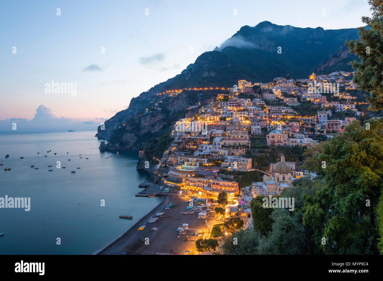 Blick über das Resort von Positano bei Sonnenuntergang, Positano, Amalfi, Kampanien, Italien, Europa Stockfoto