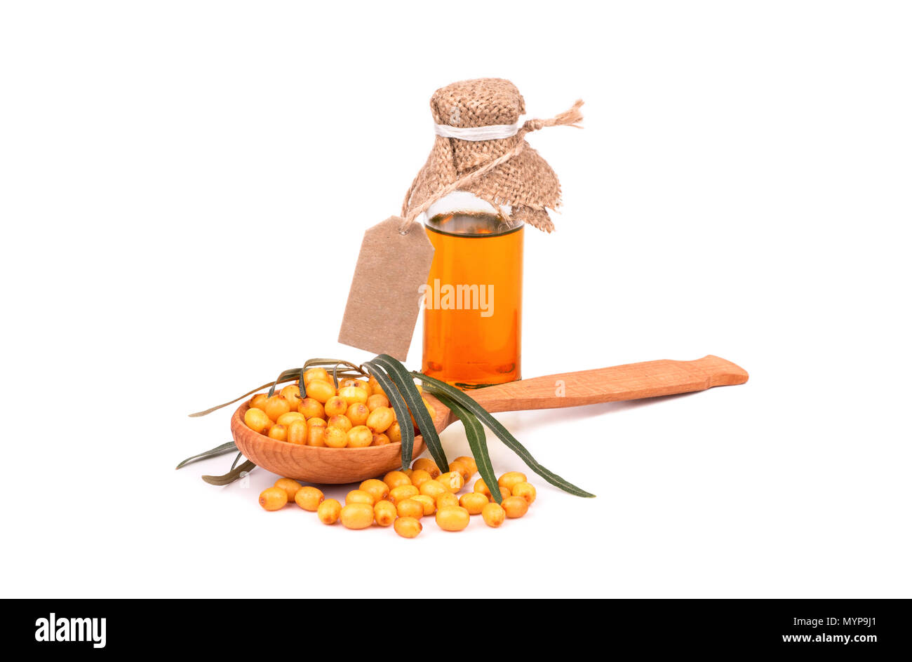 Flasche Sanddornöl mit einem Preis und einen Löffel mit weissen Beeren Sanddorn Stockfoto