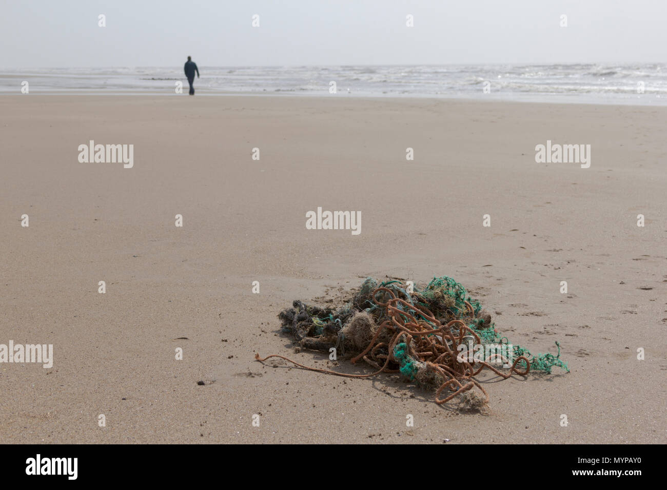 Kunststoff am Strand, Porthcawl, Mid Glamorgan, Wales, UK. 14. April 2018. UK. Das Ergebnis von Kunststoff- und Verschmutzung auf dem Planeten. Stockfoto