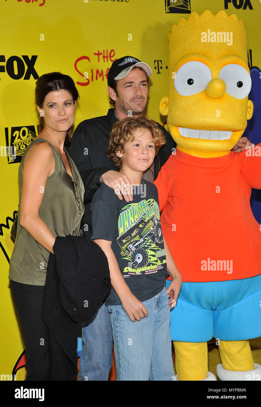 Luke Perry mit Frau und Sohn - 20. Aufn Partei die Simpsons am Barker Hangar in Los Angeles.01 PerryLuke frau Sohn 01 Veranstaltung in Hollywood Leben - Kalifornien, Red Carpet Event, USA, Filmindustrie, Prominente, Fotografie, Bestof, Kunst, Kultur und Unterhaltung, prominente Mode, Besten, Hollywood Leben, Event in Hollywood Leben - Kalifornien, Roter Teppich und backstage, Musik Prominente, Topix, Paar, Familie (Mann und Frau) und Kids - Kinder, Brüder und Schwestern anfrage tsuni@Gamma-USA.com, Kredit Tsuni/USA, 2006 bis 2009 Stockfoto