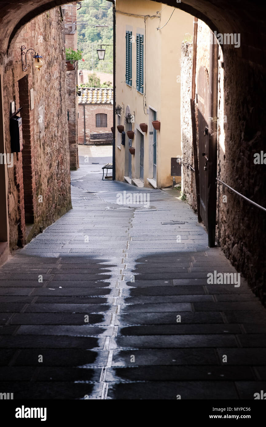 Mittelalterliche engen Sreet in Asciano, Italien Stockfoto