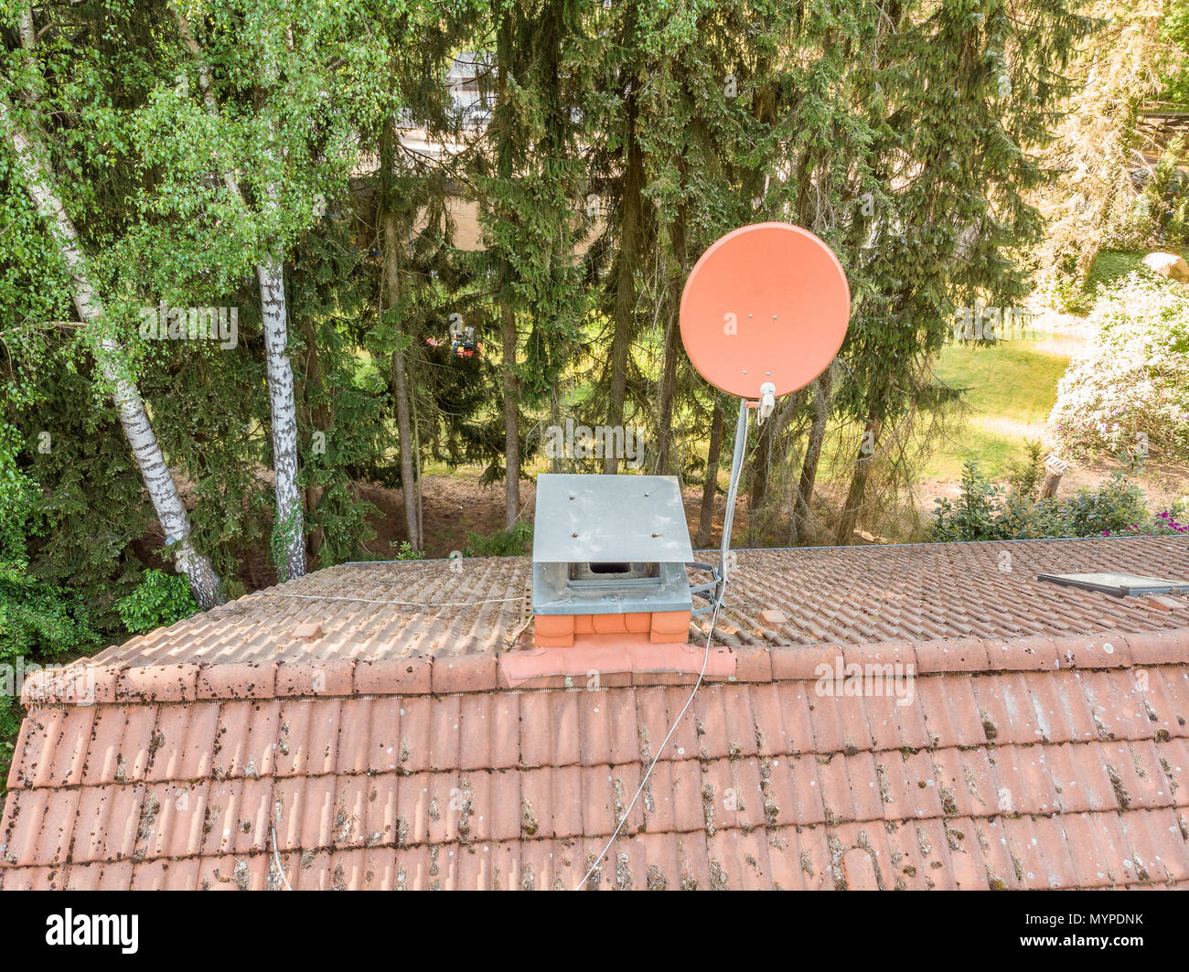 Kontrolle der SAT-Schüssel, ein Haus mit einer Drohne, Luftaufnahme vom Dach eines Einfamilienhauses, Lufteinlass Stockfoto