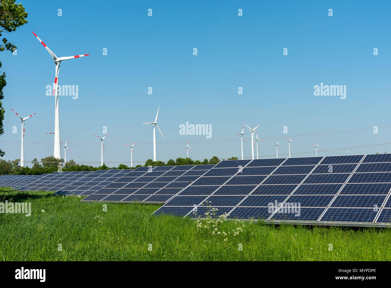 Wind- und Solaranlagen auf einem sonnigen Tag in Deutschland gesehen Stockfoto