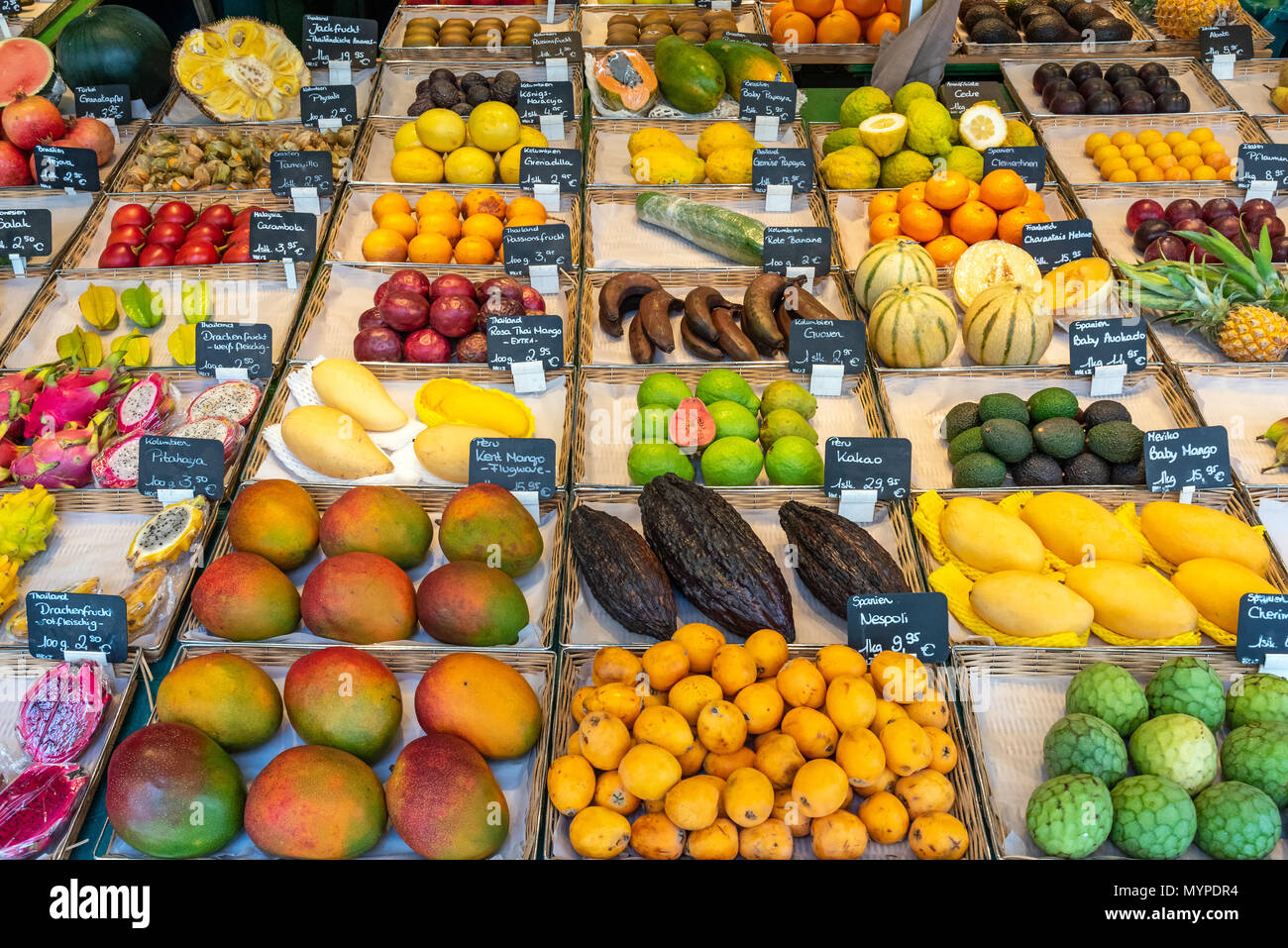 Exotische Früchte zum Verkauf auf einem Markt in München, Deutschland Stockfoto