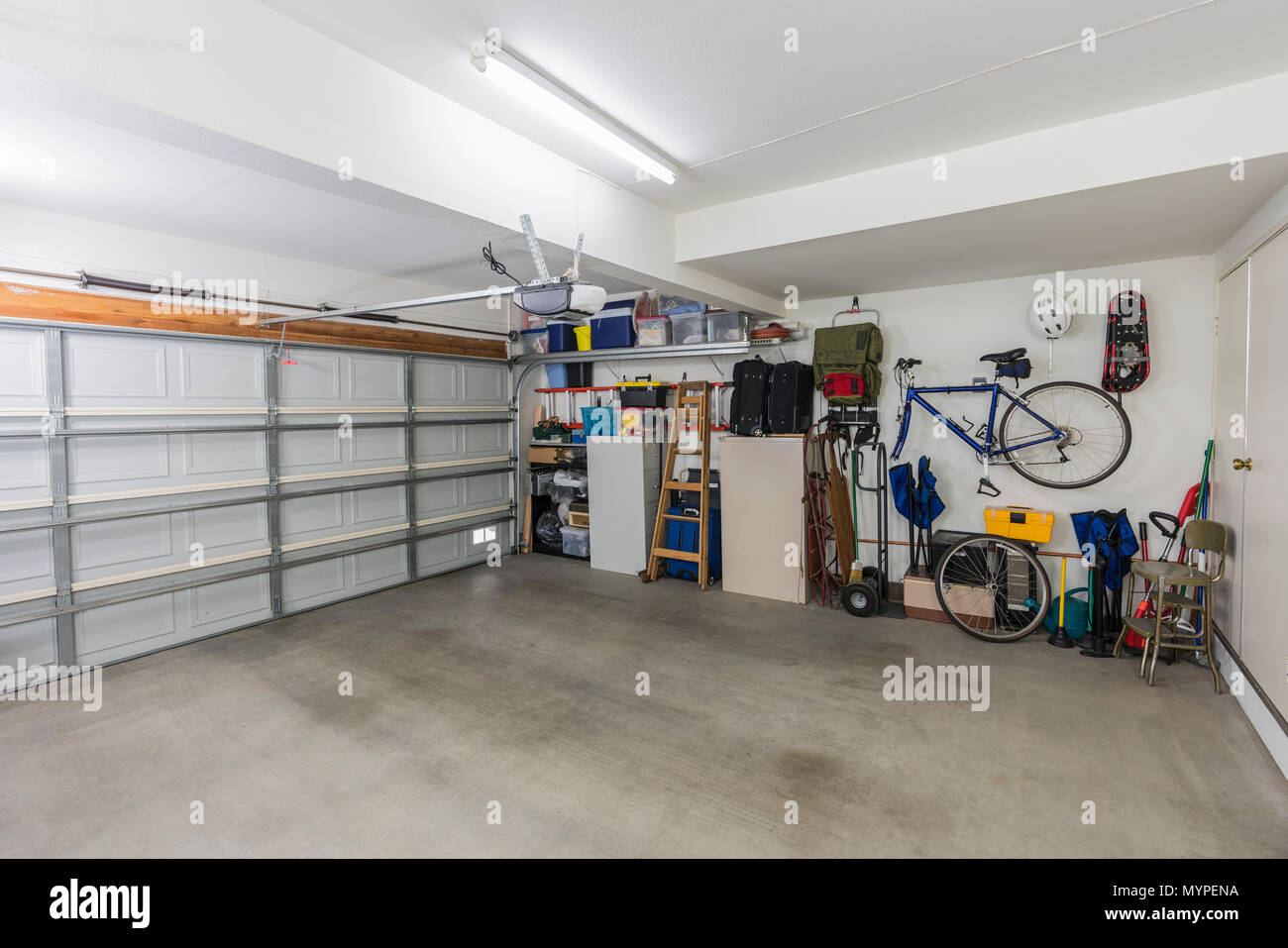 Sauber suburban Garage für zwei Autos Interieur mit Tools, Aktenschränke und Sportgeräte. Stockfoto