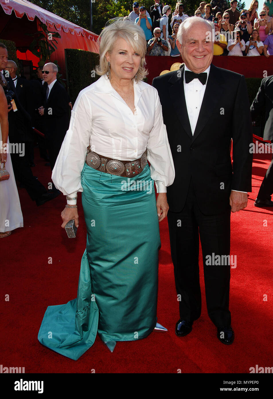 Candice Bergen in der auf der 58 Emmys Awards im Shrine Auditorium in Los Angeles. 27. August 2006. in voller Länge Augenkontakt 04 BergenCandice 065 Veranstaltung in Hollywood Leben - Kalifornien, Red Carpet Event, USA, Filmindustrie, Prominente, Fotografie, Bestof, Kunst, Kultur und Unterhaltung, prominente Mode, Besten, Hollywood Leben, Event in Hollywood Leben - Kalifornien, Roter Teppich und backstage, Musik Prominente, Topix, Paar, Familie (Mann und Frau) und Kids - Kinder, Brüder und Schwestern anfrage tsuni@Gamma-USA.com, Kredit Tsuni/USA, 2006 bis 2009 Stockfoto