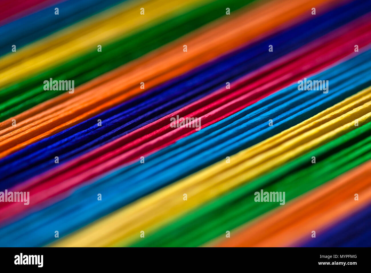 Buntes Holz Sticks in Zeilen erzeugen lebendige Muster von Farbkombinationen. Stockfoto