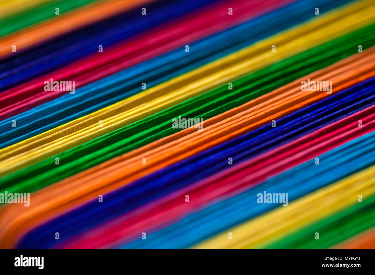 Buntes Holz Sticks in Zeilen erzeugen lebendige Muster von Farbkombinationen. Stockfoto