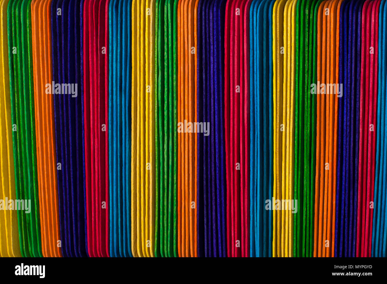 Buntes Holz Sticks in Zeilen erzeugen lebendige Muster von Farbkombinationen. Stockfoto