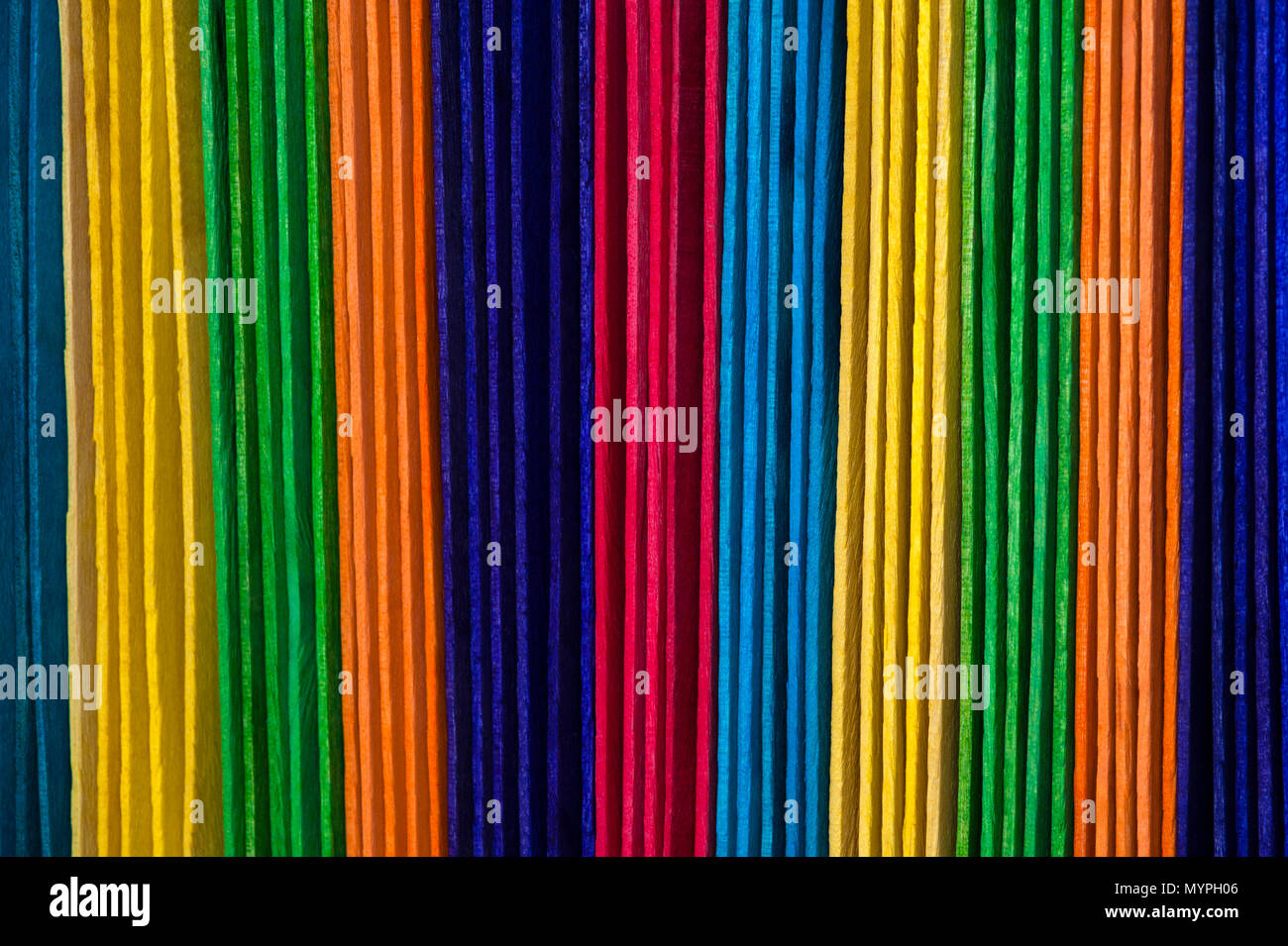 Buntes Holz Sticks in Zeilen erzeugen lebendige Muster von Farbkombinationen. Stockfoto