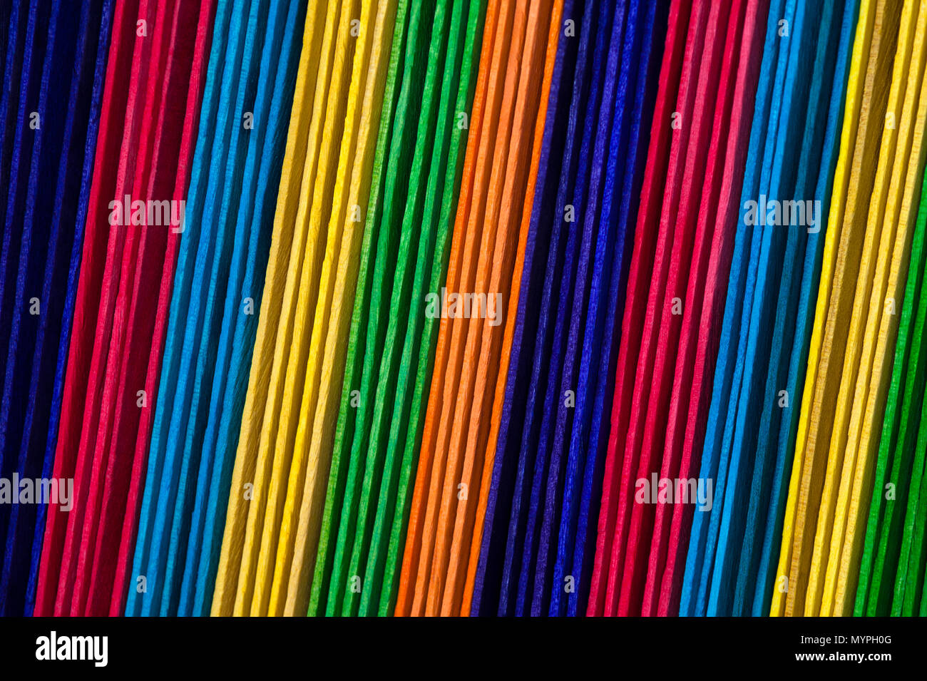 Buntes Holz Sticks in Zeilen erzeugen lebendige Muster von Farbkombinationen. Stockfoto