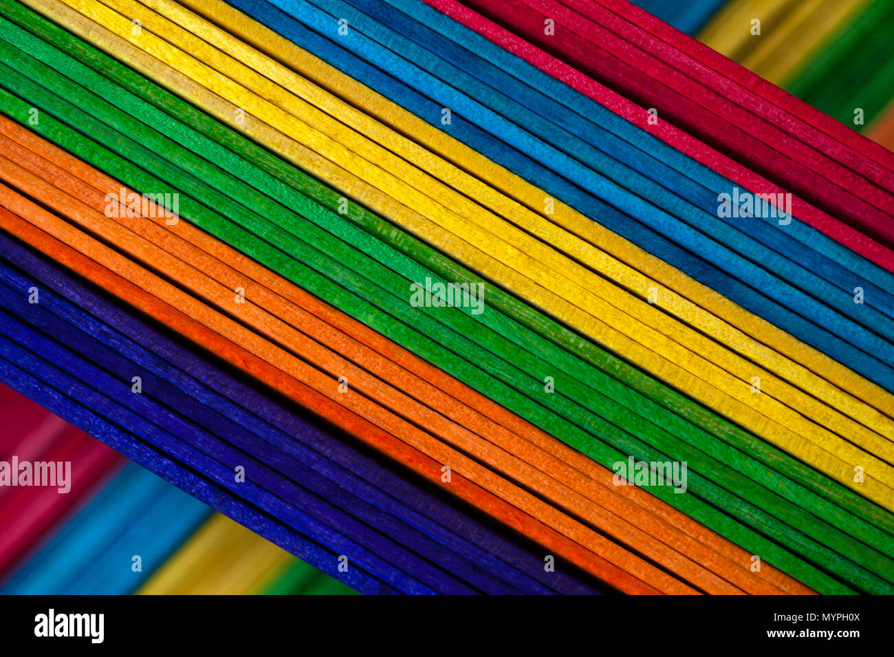 Buntes Holz Sticks in Zeilen erzeugen lebendige Muster von Farbkombinationen. Stockfoto