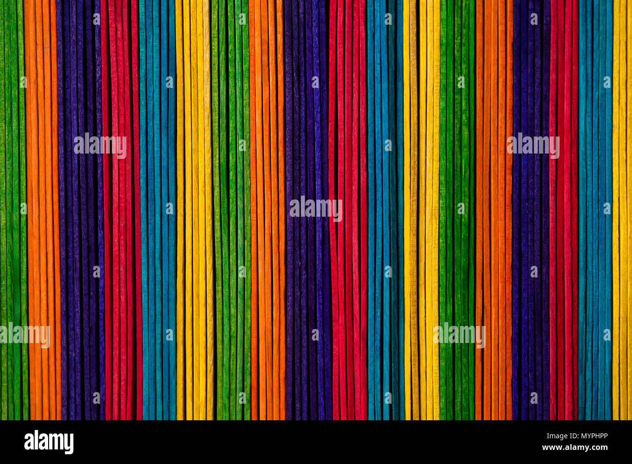 Buntes Holz Sticks in Zeilen erstellen pulsierende Farbmuster Stockfoto