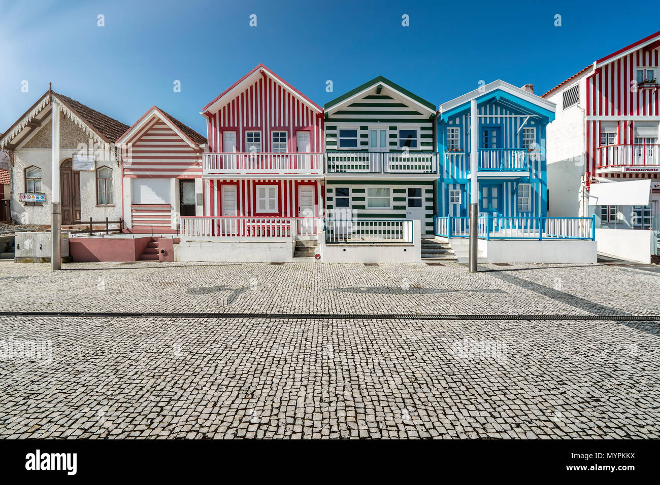 Niedliche gestreifte Provinzhäuser. Costa Nova Beach, Aveiro, Portugal, Stockfoto