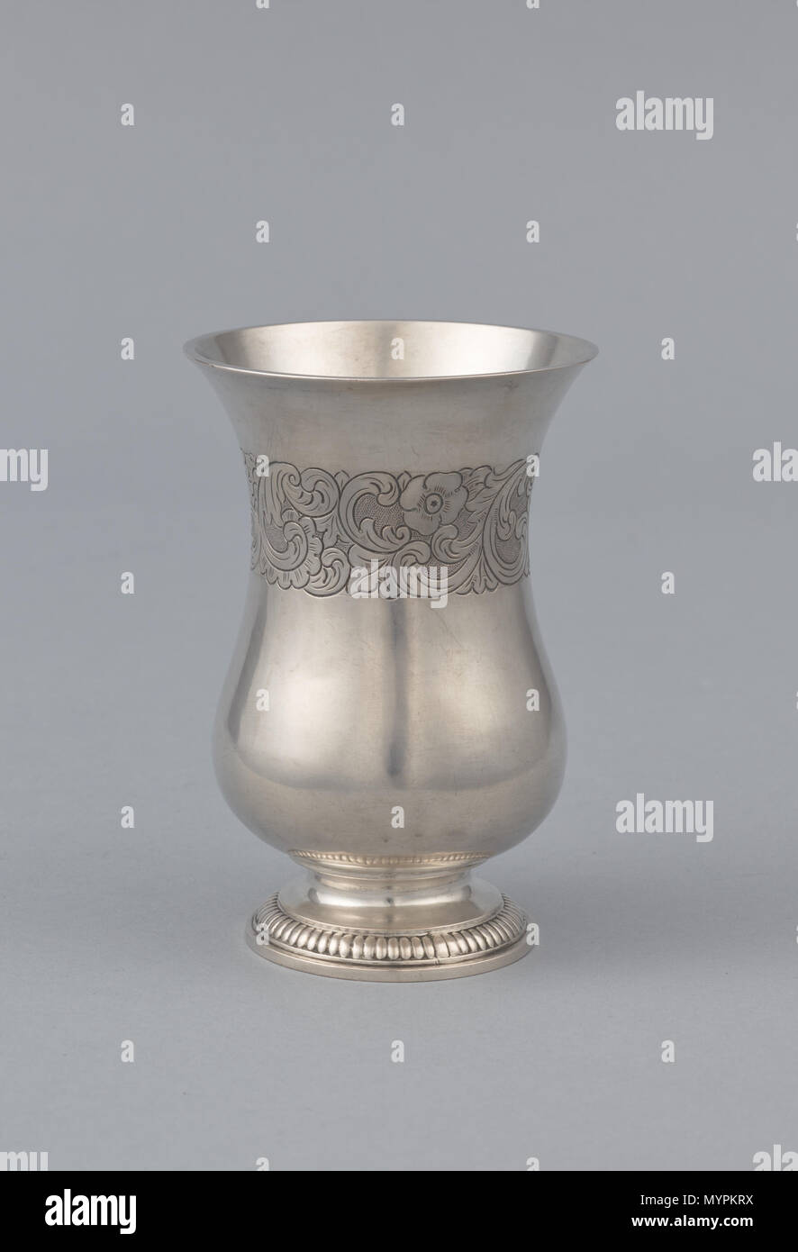 . Polski:-Weg.: 13,1 cm/śred.: 8,9 cm Waga: 260 g, srebro Pr. 12, wybijanie, grawerowanie, puncynowanie, moletowanie. lata 40. XIX w.. Maciej Nowakowski 105 Wazonik, Maciej Nowakowski, MHW 20022 Stockfoto