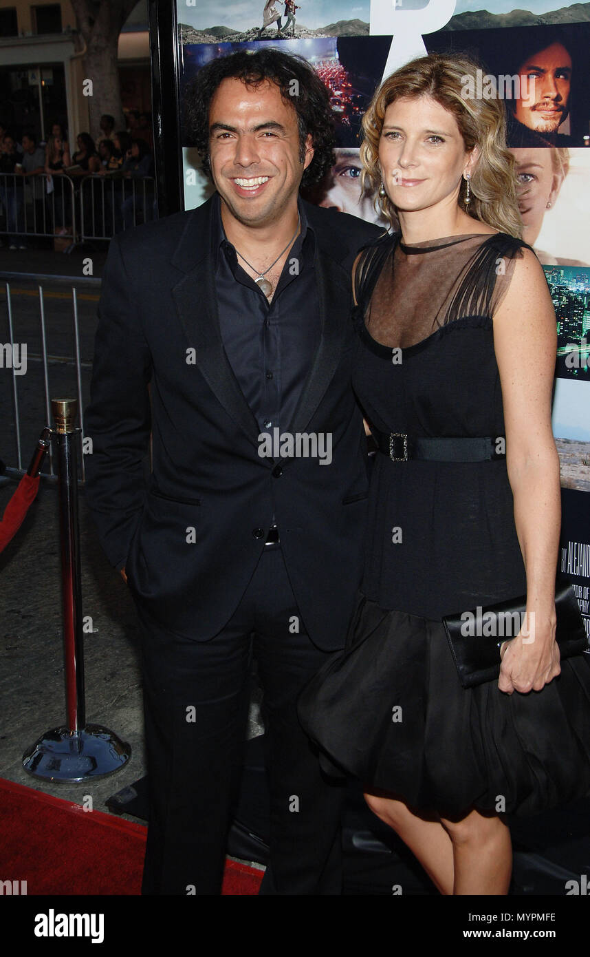 Alejandro Gonzalez Inarritu und Frau Ankunft auf dem BABEL Premiere an der Westwood Theatre in Los Angeles. 3/4 Blickkontakt Lächeln 10 InarrituAlejandroGonz Ereignis in Hollywood Leben - Kalifornien, Red Carpet Event, USA, Filmindustrie, Prominente, Fotografie, Bestof, Kunst, Kultur und Unterhaltung, prominente Mode, Besten, Hollywood Leben, Event in Hollywood Leben - Kalifornien, Roter Teppich und backstage, Musik Prominente, Topix, Paar, Familie (Mann und Frau) und Kids - Kinder, Brüder und Schwestern anfrage tsuni@Gamma-USA.com, Kredit Tsuni/USA, 2006 bis 2009 Stockfoto