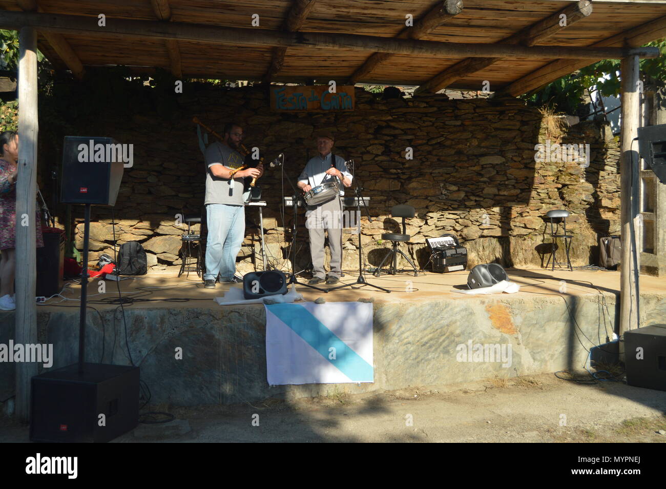 Trommel und Dudelsack Gruppe auf Die Gaita Partei in Quinta De Cancelada. August 20, 2016. Quinta De Cancelada Lugo Galizien Spanien. Stockfoto