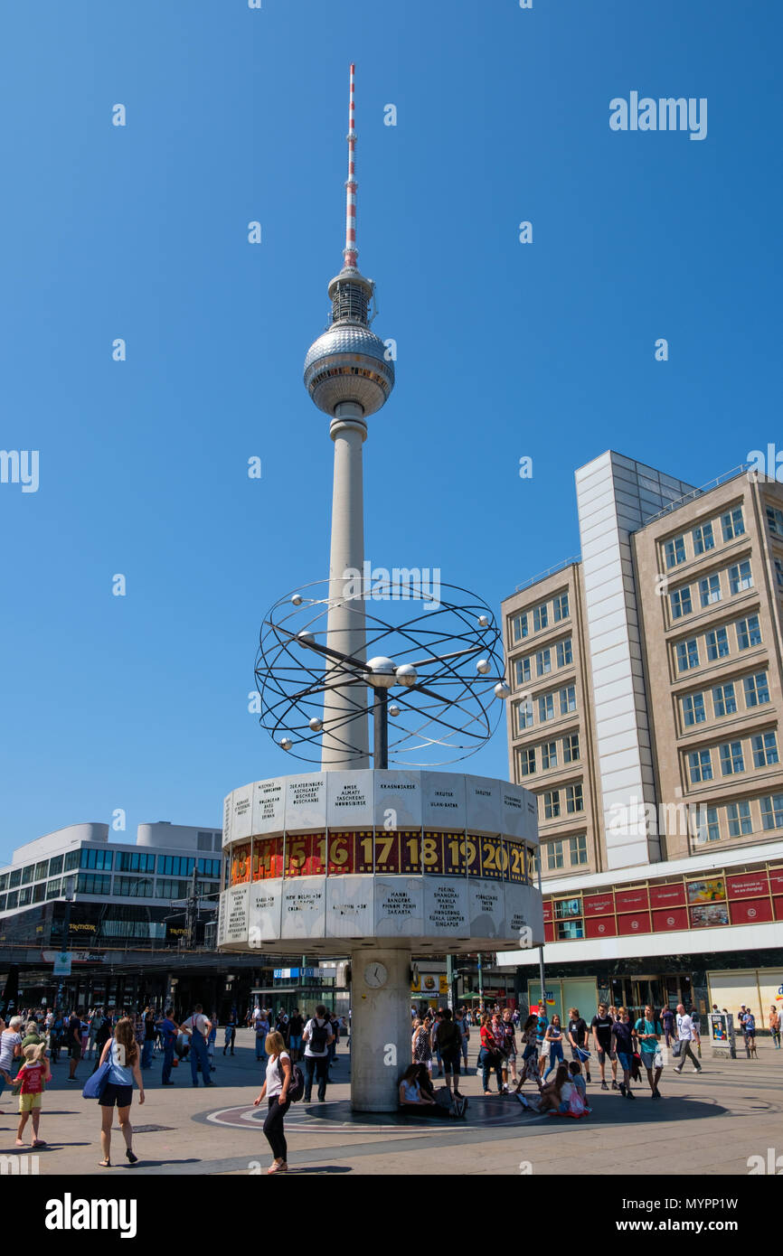 Berlin, Deutschland - Juni 2018: Die Weltzeituhr und den Fernsehturm am Alexanderplatz in Berlin, Deutschland an einem sonnigen Sommertag Stockfoto