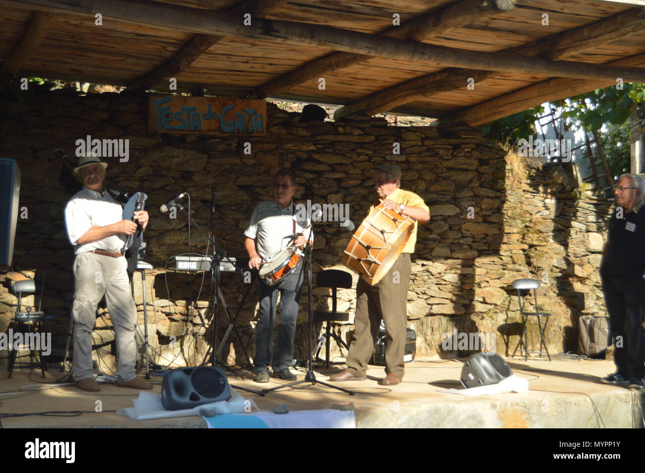 Trommel und Dudelsack Gruppe auf Die Gaita Partei in Quinta De Cancelada. August 20, 2016. Quinta De Cancelada Lugo Galizien Spanien. Stockfoto