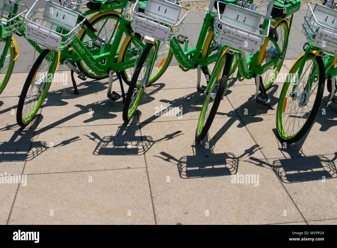 Berlin, Deutschland - Juni 2018: Viele elektrische Fahrräder der öffentlichen Bike-sharing Firma LimeBike in Berlin, Deutschland Stockfoto