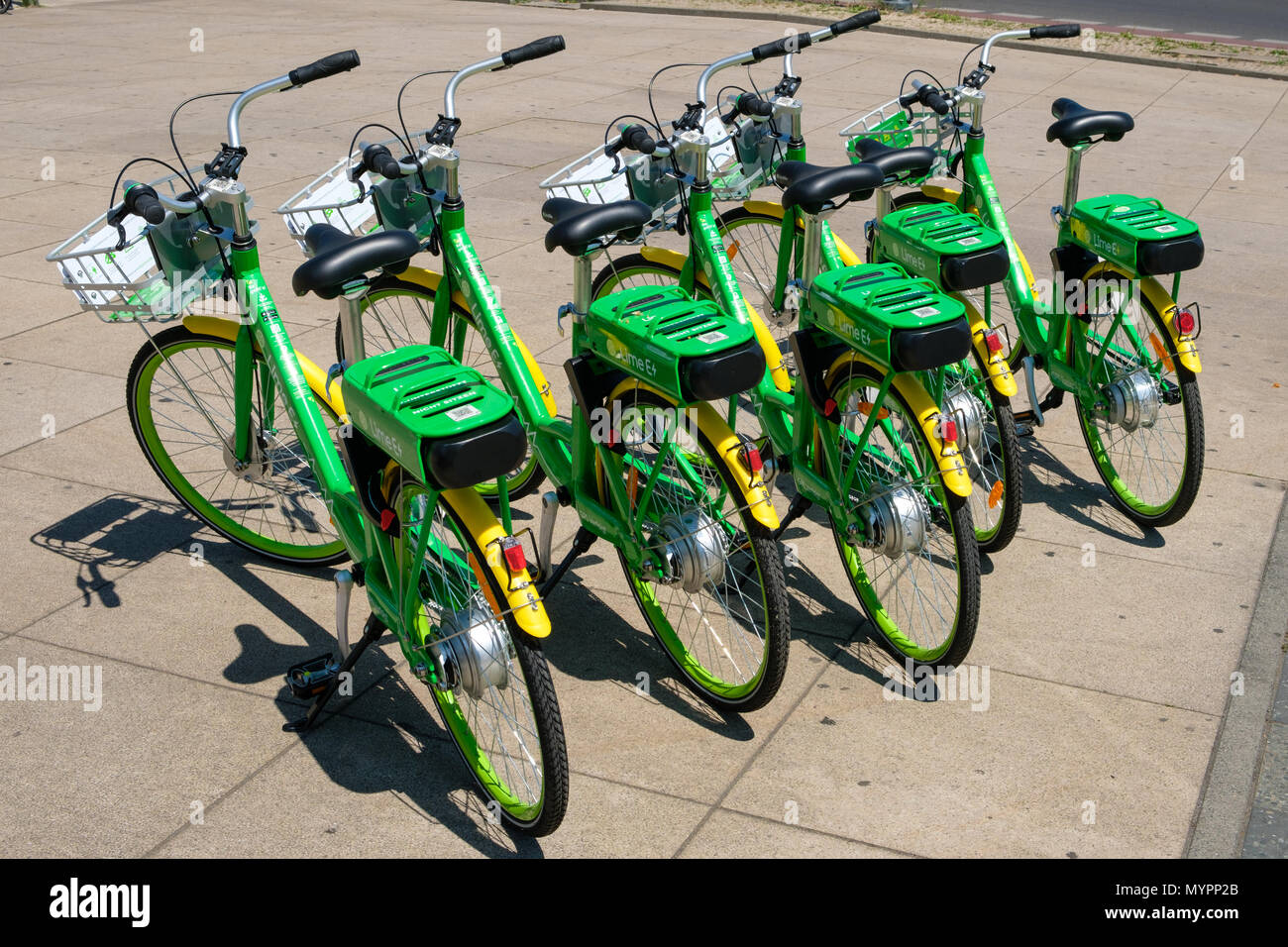 Berlin, Deutschland - Juni 2018: Viele elektrische Fahrräder der öffentlichen Bike-sharing Firma LimeBike in Berlin, Deutschland Stockfoto