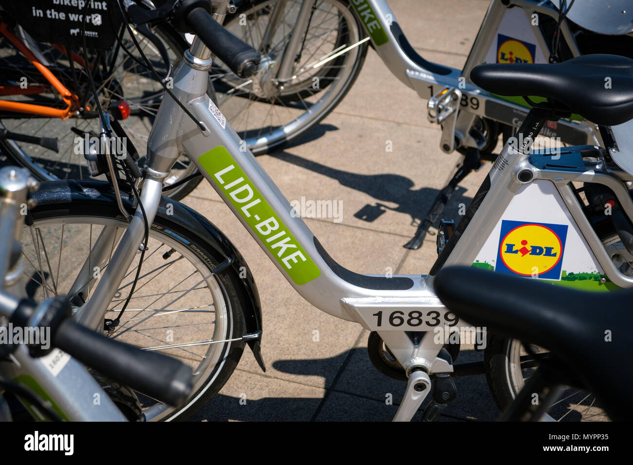 Berlin, Deutschland - Juni 2018: Lidl Bike Fahrräder zum Mieten mit Bike Sharing in der Stadt Berlin Stockfoto