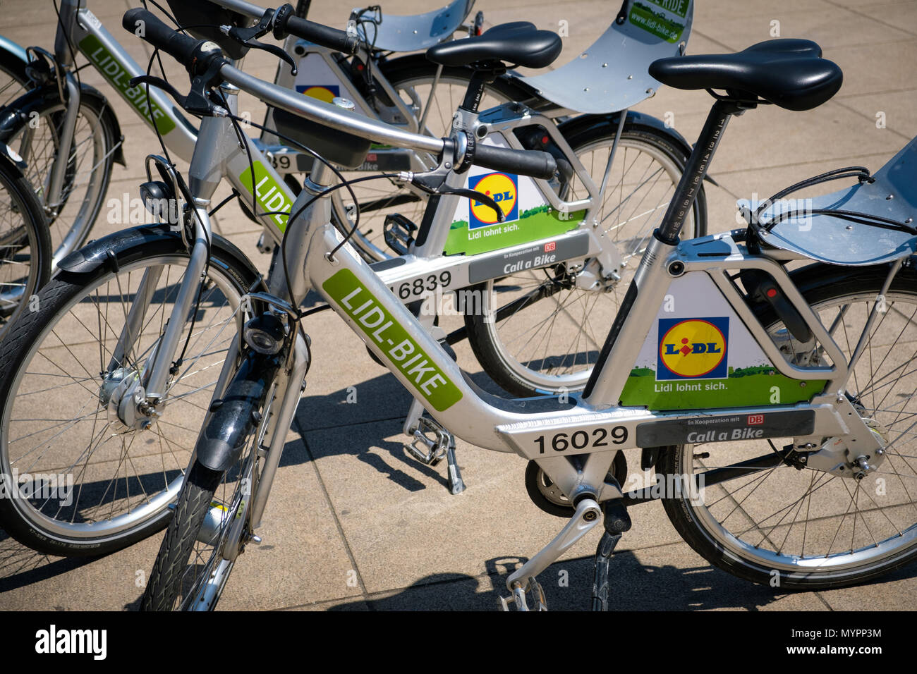 Berlin, Deutschland - Juni 2018: Lidl Bike Fahrräder zum Mieten mit Bike Sharing in der Stadt Berlin Stockfoto