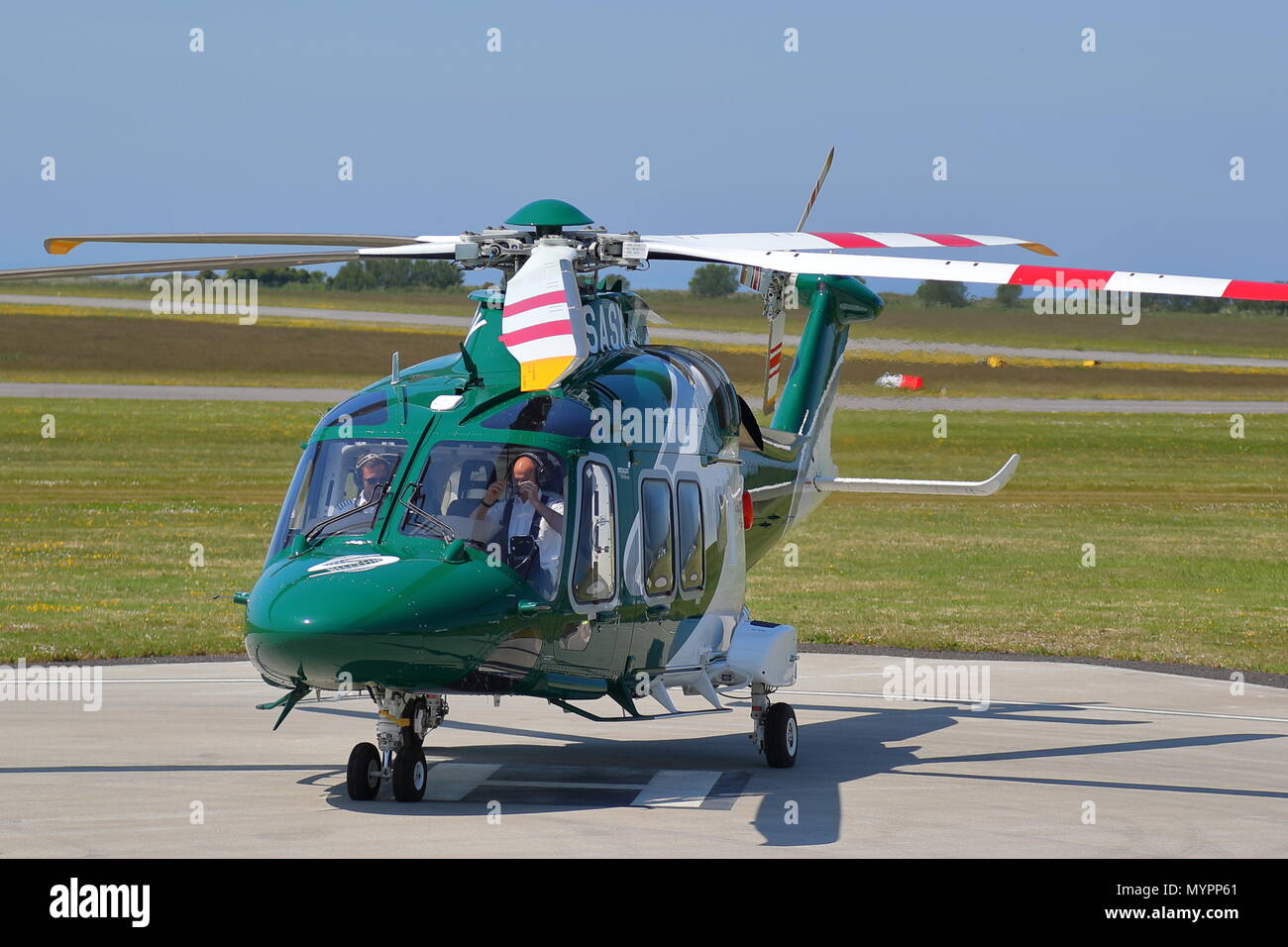 AgustaWestland AW169 G-SASX der Insel Hubschrauber zieht aus Lands End Flughafen mit Passagieren zu St Mary's, Scilly-inseln, Großbritannien Stockfoto
