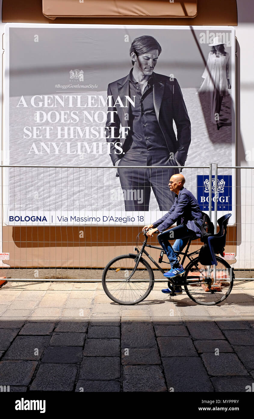 Männliche Radfahrer vorbei Mode Poster, Bologna, Italien Stockfoto
