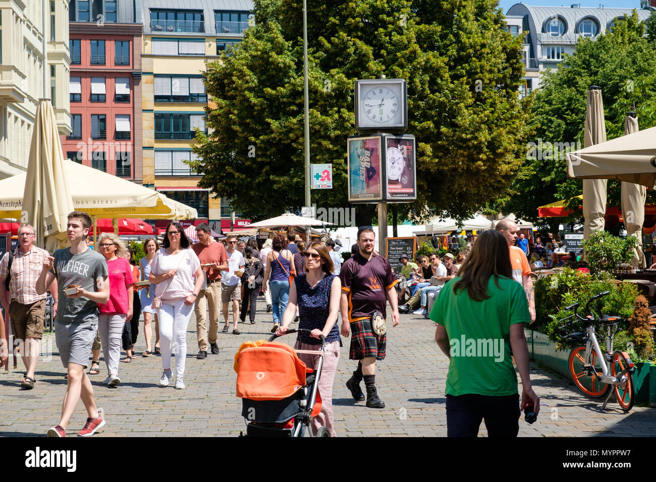 Berlin, Deutschland Juni 2018 Menschen auf der Straße Markt am Hackeschen Markt in Berlin
