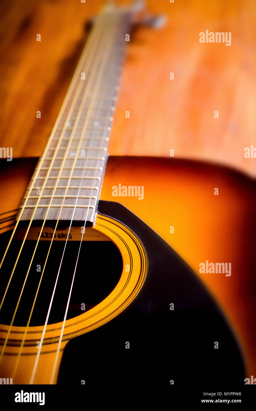 Low Angle View eines klassischen Folk Guitar Stockfoto