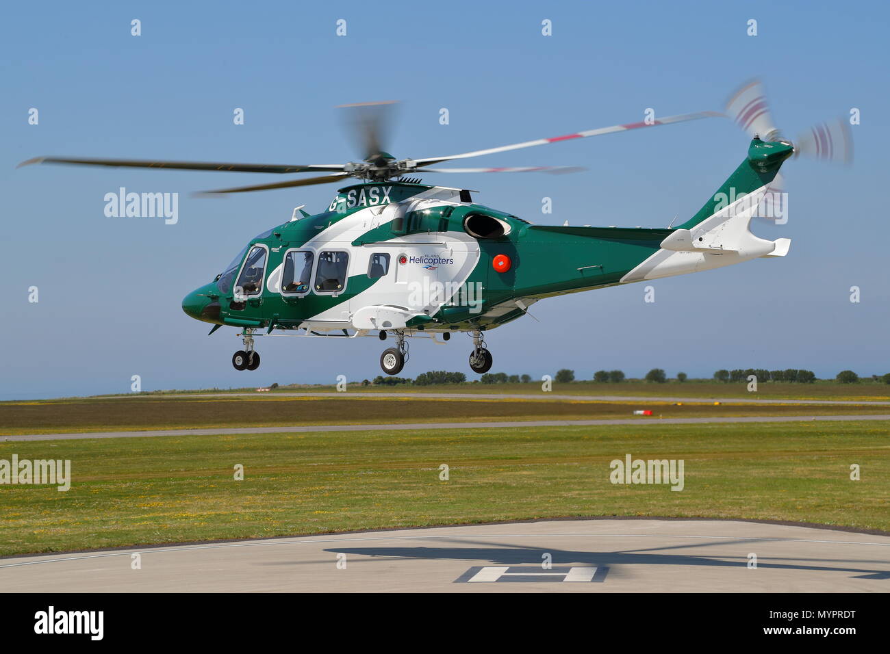 AgustaWestland AW169 G-SASX der Insel Hubschrauber zieht aus Lands End Flughafen mit Passagieren zu St Mary's, Scilly-inseln, Großbritannien Stockfoto