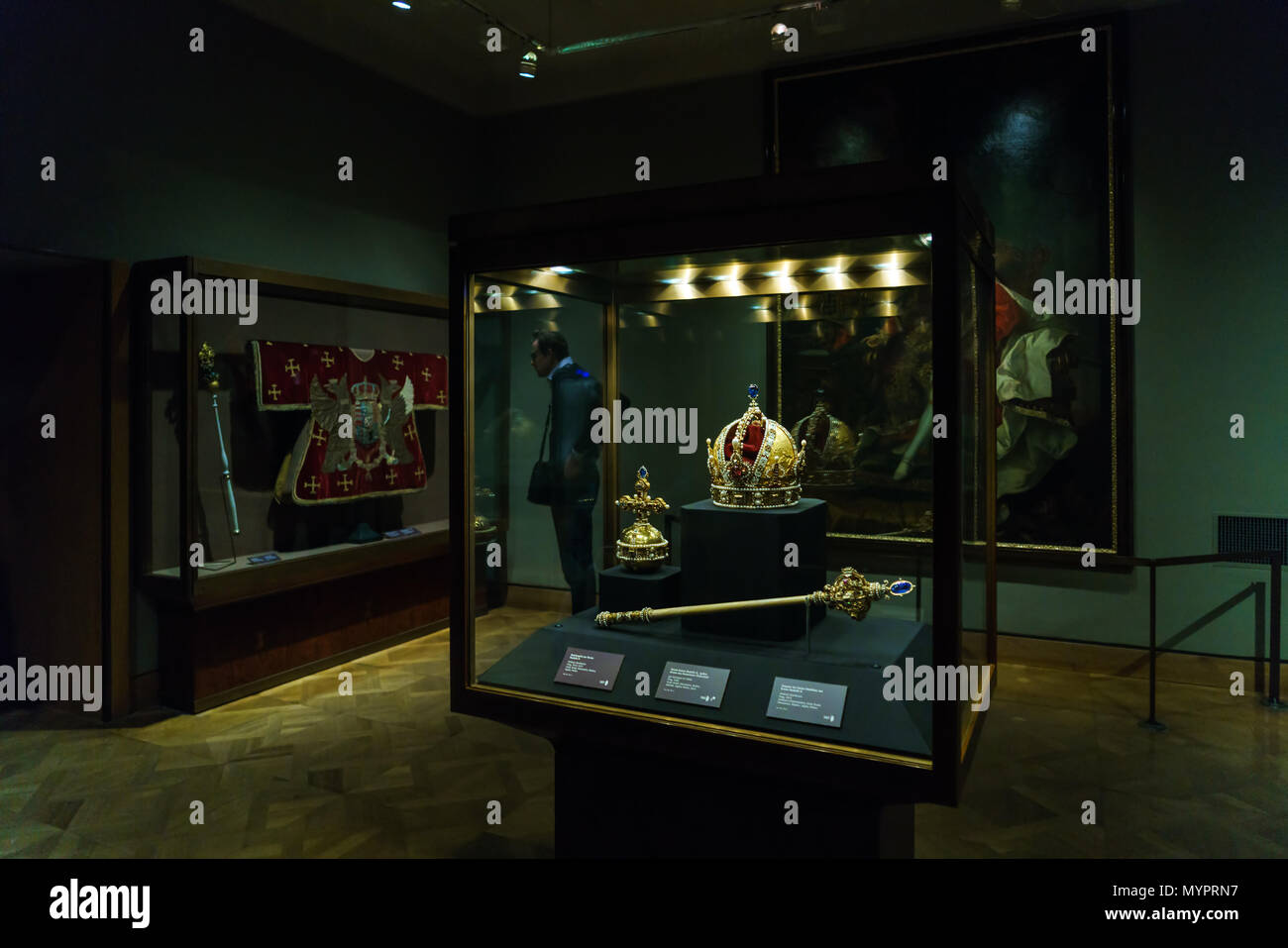 Wien, Österreich - 22. Oktober 2017: Österreichischen Kronjuwelen - Imperiale Krone, Reichsapfel und Zepter in der Schatzkammer oder kaiserlichen Schatzkammer bei t Stockfoto