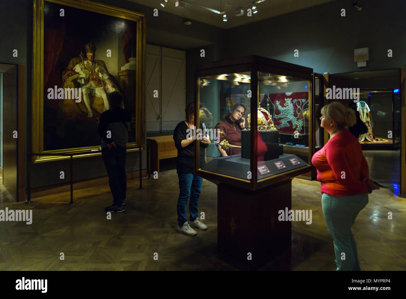 Wien, Österreich - 22. Oktober 2017: Österreichischen Kronjuwelen - Imperiale Krone, Reichsapfel und Zepter in der Schatzkammer oder kaiserlichen Schatzkammer bei t Stockfoto