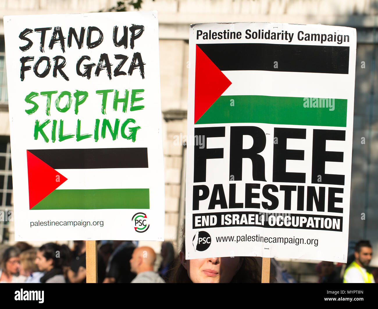 Die Demonstranten mit Plakaten im Gaza: Stoppt das Massaker Rallye in Whitehall, London, aus Protest gegen die palästinensischen Zivilisten durch die israelische Armee getötet. Stockfoto