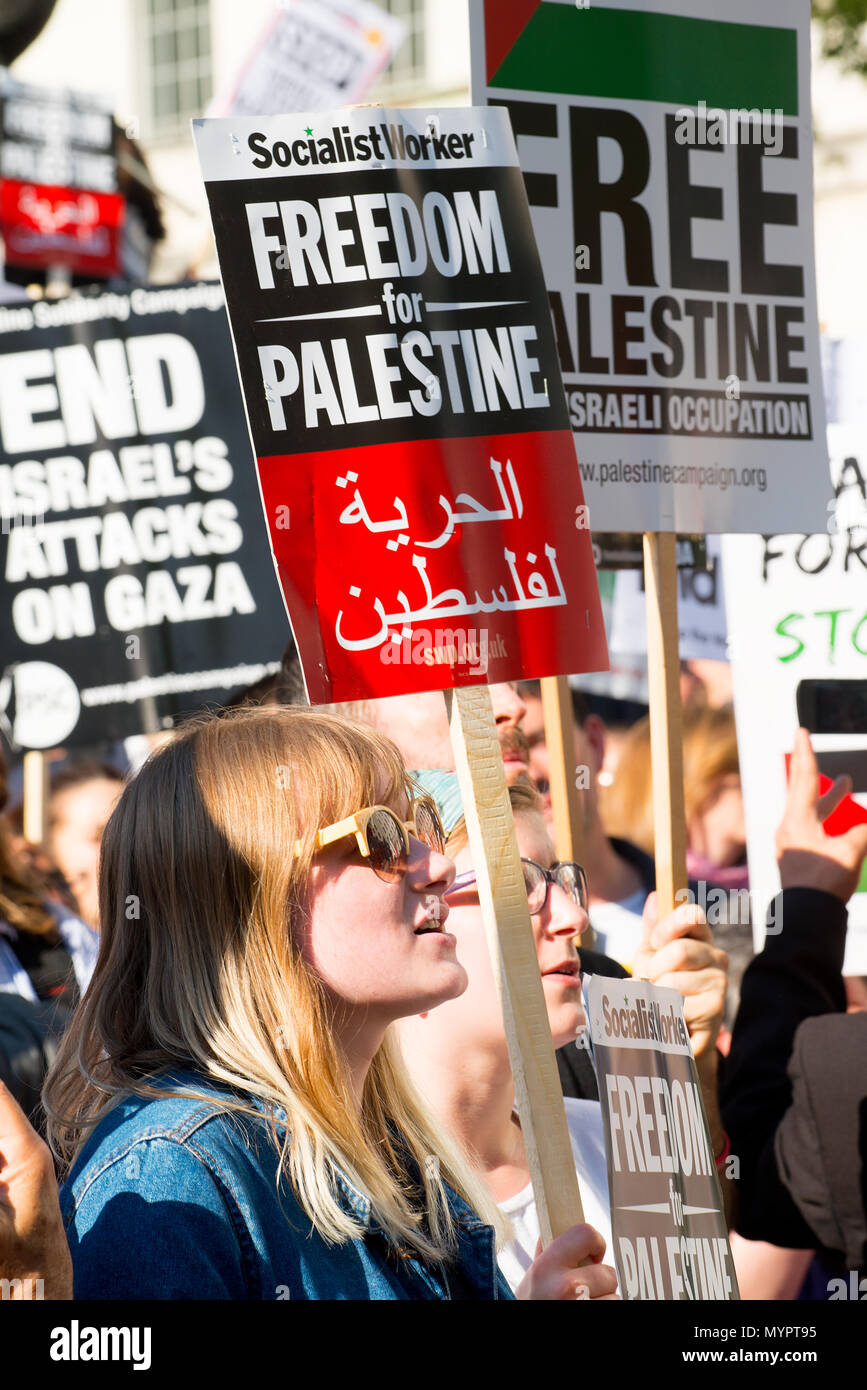 Die Demonstranten mit Plakaten im Gaza: Stoppt das Massaker Rallye in Whitehall, London, aus Protest gegen die palästinensischen Zivilisten durch die israelische Armee getötet. Stockfoto