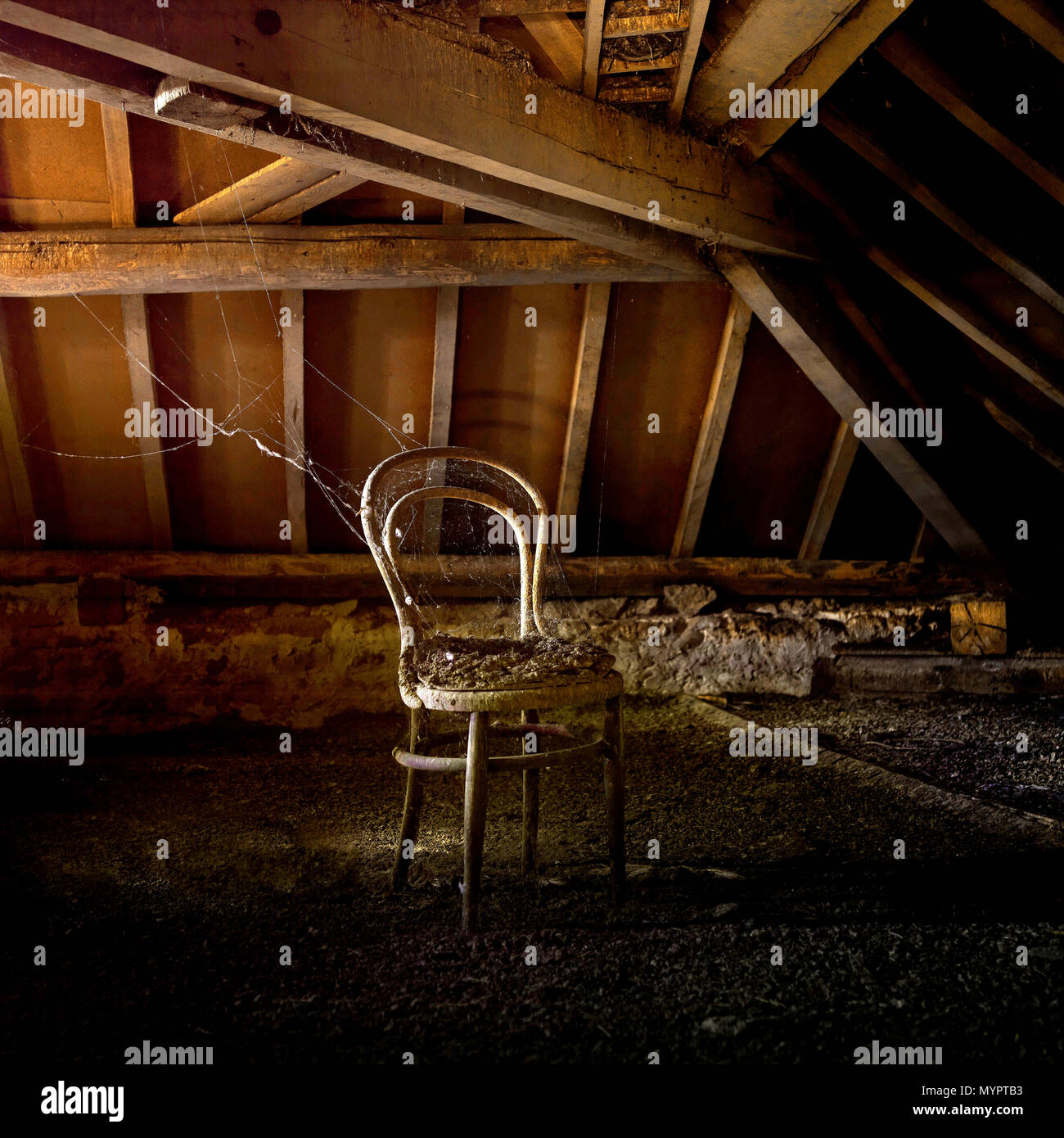 Alten Stuhl in einem Dachboden Stockfoto
