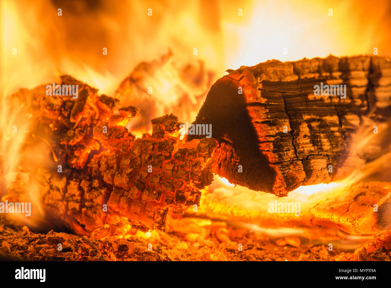 Heißes Feuer im Ofen mit Fokus auf Brennen brennholz Stockfoto