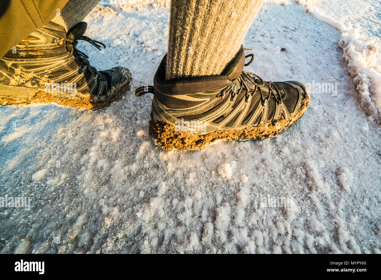Schlamm Schuhe Wandern auf Salt Flats im Death Valley, Kalifornien  Stockfotografie - Alamy