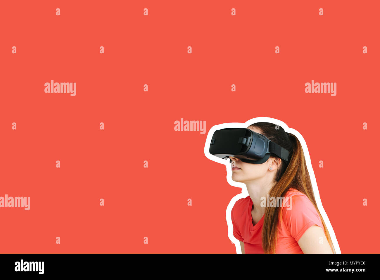 Ein schönes Mädchen mit Virtual reality Brillen. Zukunft Technik Konzept. Moderne bildgebende Technik Stockfoto