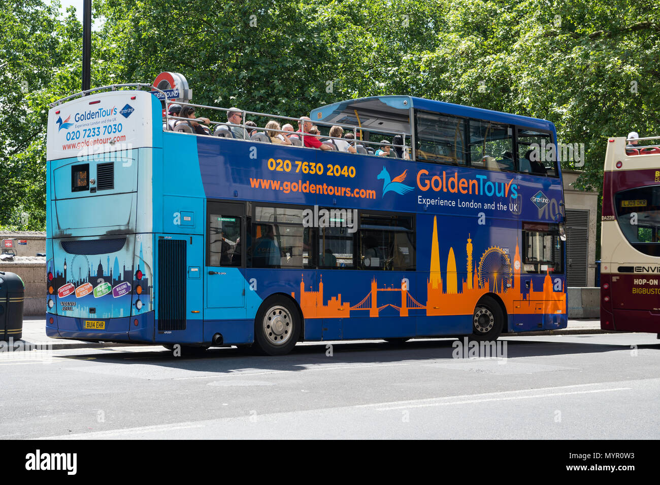 Golden Tours tour bus Green Park, Piccadilly, London, England, Großbritannien Stockfoto