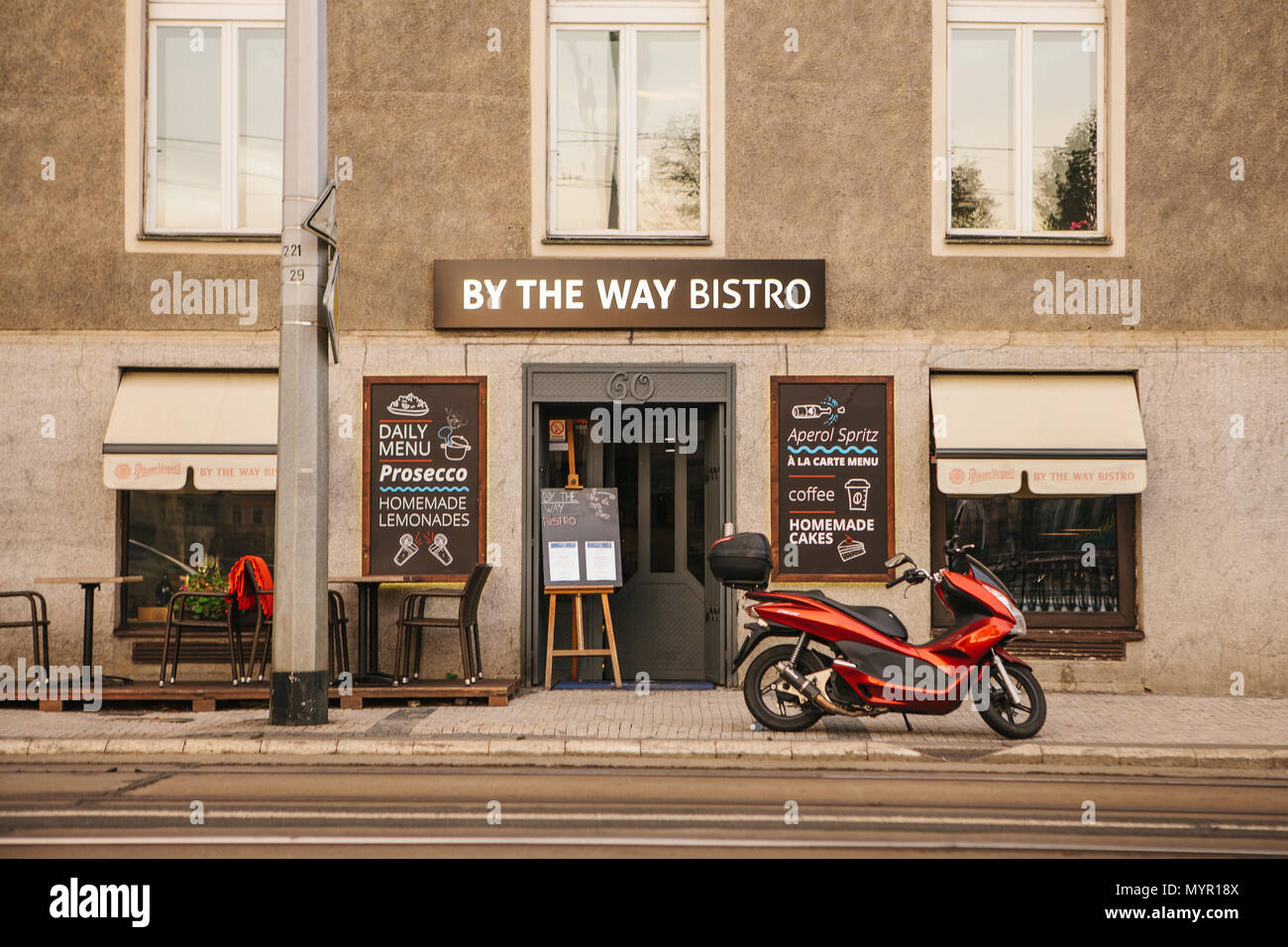 Prag, 18. September 2017: authentisches Bistro auf der Straße neben der Straße. Ein Motorrad ist in der Nähe geparkt Stockfoto