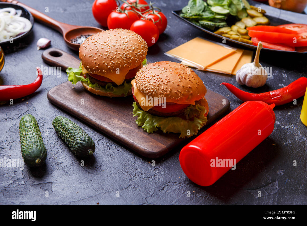 Foto von zwei Hamburger, Paprika, Käse, Tomaten Stockfoto