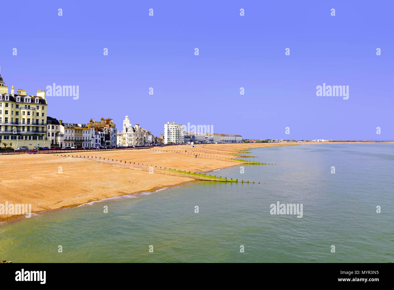 Blick auf den Strand vom Pier in Eastbourne Stockfoto