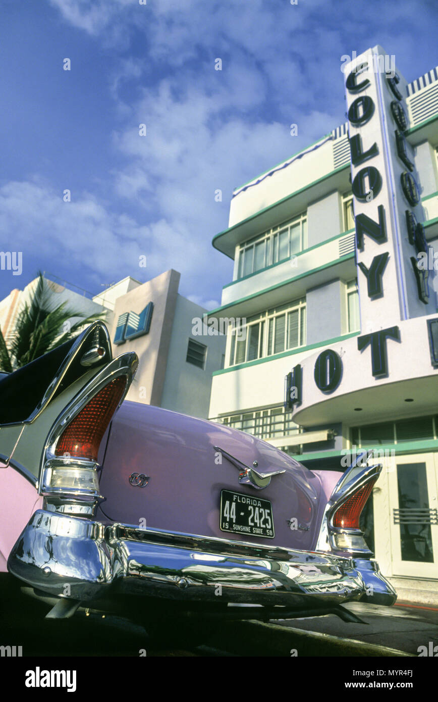 1992 HISTORISCHE SCHWANZFLOSSE VON 1957 PACKARDBAKER (©STUDEBAKER PACKARD CORP 1957) COLONY HOTEL (©HENRY HOHAUSER 1935) OCEAN DRIVE SOUTH BEACH MIAMI BEACH FLORIDA USA Stockfoto