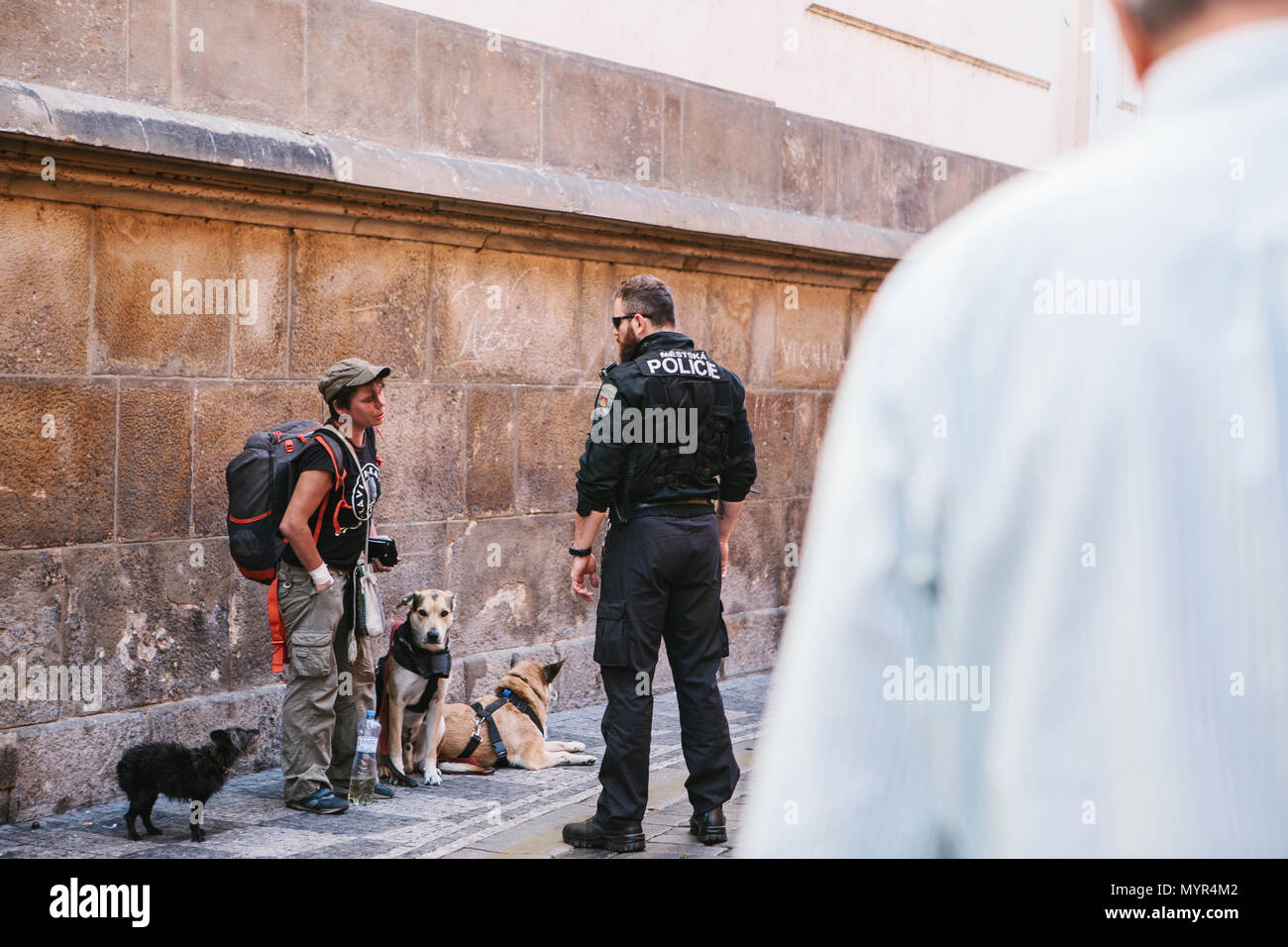 Prag, 29. September 2017: ein Polizist im Gespräch mit einem Obdachlosen oder seine Dokumente überprüft. Stockfoto
